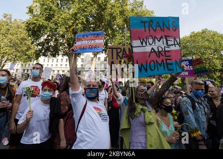 Les personnes transgenres et leurs partisans manifestent devant Downing Street lors de la deuxième marche de protestation Trans Pride à Londres pour l'égalité le 12 septembre 2020 à Londres, en Angleterre. Les manifestants exigent une reconnaissance juridique pour les personnes non binaires, la fin des chirurgies non consensuelles sur les personnes intersexuées et une réforme progressive de la loi britannique sur la reconnaissance du genre – la loi qui régit la façon dont les hommes et les femmes adultes trans obtiennent une reconnaissance légale de leur sexe. (Photo de Wiktor Szymanowicz/NurPhoto) Banque D'Images