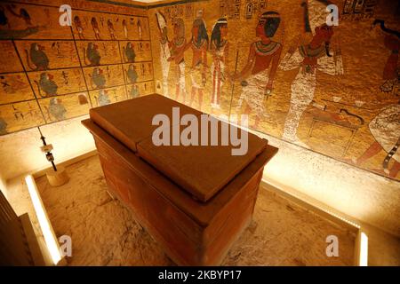 Louxor, Égypte. 4th novembre 2022. Cette photo prise le 4 novembre 2022 montre le sarcophage et les peintures murales du roi Toutankhamon à l'intérieur du tombeau du roi dans la vallée des rois à Louxor, en Égypte. L'Égypte a célébré vendredi le 100th anniversaire de la découverte du tombeau du roi Toutankhamon le 4 novembre 1922 par l'archéologue britannique Howard carter et son équipe. Toutankhamon, qui a monté le trône à l'âge de neuf ans (1332 av. J.-C.) et est mort à 19 ans (1323 av. J.-C.), est le pharaon le plus connu au monde de l'Égypte ancienne. Credit: Ahmed Gomaa/Xinhua/Alamy Live News Banque D'Images