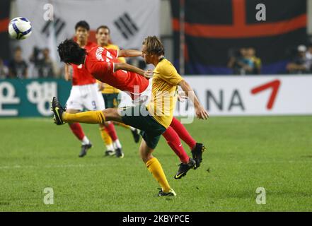 Brett Holman d'Australie et Lee Chung-Yong de Corée du Sud se disputent le bal lors du match international amical entre la Corée du Sud et les Socceroos australiens au stade de la coupe du monde de Séoul sur 5 septembre 2009 à Séoul, en Corée du Sud. (Photo de Seung-il Ryu/NurPhoto) Banque D'Images