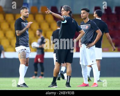 Salutations entre Filippo Inzaghi entraîneur de SC Benevento et Jeremy Menez de SC Reggina pendant le match de football amical SC Benevento / SC Reggina au stade Vigorito à Benevento, Italie sur 12 septembre 2020 (photo de Matteo Ciambelli/NurPhoto) Banque D'Images