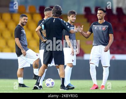 Salutations entre Filippo Inzaghi entraîneur de SC Benevento et Hachim Matour de SC Reggina pendant le match de football amical SC Benevento / SC Reggina au stade Vigorito à Benevento, Italie sur 12 septembre 2020 (photo de Matteo Ciambelli/NurPhoto) Banque D'Images