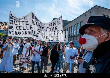 Un groupe de travailleurs tient une grande bannière devant un homme portant un masque buccal à nez rouge, lors de la manifestation du personnel de santé belge qui a eu lieu à Bruxelles, en Belgique, sur 13 septembre 2020. (Photo par Romy Arroyo Fernandez/NurPhoto) Banque D'Images
