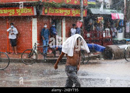 Un homme traversant une route pendant les pluies à Dhaka, au Bangladesh, sur 13 septembre 2020. (Photo de Rehman Asad/NurPhoto) Banque D'Images