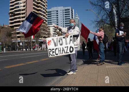 Un homme agite un drapeau chilien et porte un signe en faveur de ''Rechazo''. Sur 12 septembre 2020, à Santiago du Chili. (Photo de Matias Basualdo/NurPhoto) Banque D'Images