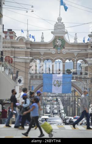 Le bâtiment de poste est décoré de drapeaux guatémaltèques le dimanche 13th dans le Parc Central pour célébrer les 199 ans d'indépendance dans le pays, les actes de célébration ont été suspendus par le prédécesseur Alejandro Giammattei pour éviter la contagion du nouveau coronavirus covid-19. Au cours de la pandémie, 81 909 personnes ont été infectées et 2 957 sont mortes dans tout le pays. (Photo de Deccio Serrano/NurPhoto) Banque D'Images