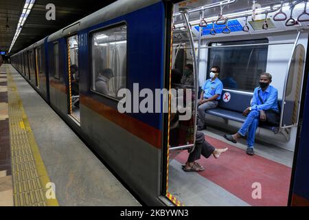 Les services ferroviaires du métro Kolkata reprennent en vertu du protocole de la quatrième phase de la phase de déverrouillage de l'Inde, après avoir été fermés pendant presque plus de 6 mois en raison de l'écluse due à l'épidémie de COVID-19. Des protocoles stricts ont été mis à jour pendant l'opération. (Photo par Debarchan Chatterjee/NurPhoto) Banque D'Images