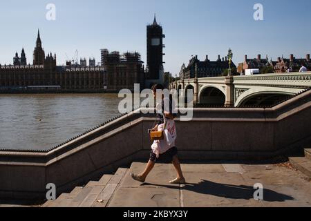 Une femme descend sur les marches du côté sud du pont de Westminster, en face du Parlement à Londres, en Angleterre, sur 14 septembre 2020. (Photo de David Cliff/NurPhoto) Banque D'Images