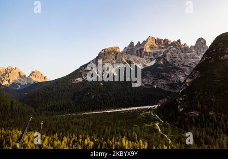 Une vue de drone sur Cristallo (Monte Cristallo) pendant le coucher du soleil, sur 14 septembre 2020. Cristallo est une montagne dans les Dolomites italiens, au nord-est de Cortina d'Ampezzo, dans la province de Belluno, Vénétie, au nord de l'Italie. C'est une longue crête en retrait avec quatre sommets de plus de 3 000 mètres. (Photo de Manuel Romano/NurPhoto) Banque D'Images