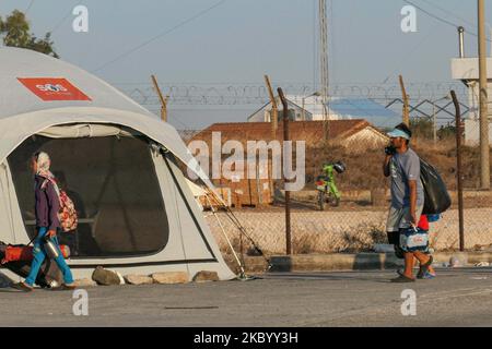 Les familles de migrants d'Afghanistan sont vues en attente, s'enregistrer, avoir un test rapide de coronavirus Covid-19 et entrer dans le nouveau camp de réfugiés de l'île de Lesbos, Grèce après le grand incendie qui a complètement détruit le camp de Moria, le premier accueil et l'enregistrement camp de réfugiés sur l'île. Le nouveau camp près de la capitale de l'île, Mytilene, à Mavrovouni ou Kara Tepe, est un ancien terrain de tir militaire, mais les migrants sont sceptiques à entrer car il s'agit d'une installation fermée pour le moment qui ne leur permettra pas de se promener librement, malgré le fait que la nourriture, les tentes, toilettes et m Banque D'Images