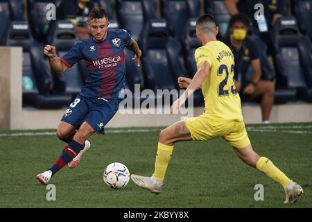 Pablo Maffeo de Huesca et moi Gomez de Villarreal rivalisent pour le ballon lors du match de la Liga Santader entre Villarreal CF et SD Huesca à l'Estadio de la Ceramica sur 13 septembre 2020 à Villareal, Espagne. (Photo de Jose Breton/Pics action/NurPhoto) Banque D'Images