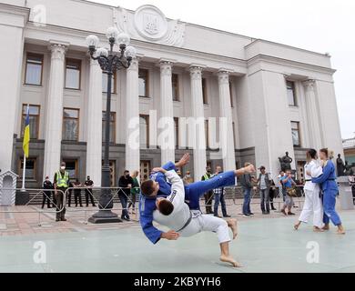 Des étudiants ukrainiens du Collège olympique Ivan Piddubny se sont produits lors d'une manifestation près du Parlement ukrainien à Kiev, en Ukraine, le 15 septembre 2020. Les étudiants du Ivan Piddubny Olympic College protestent contre la réorganisation de l'université, comme l'ont indiqué les médias locaux. (Photo par STR/NurPhoto) Banque D'Images