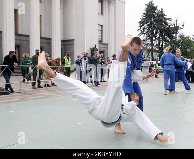 Des étudiants ukrainiens du Collège olympique Ivan Piddubny se sont produits lors d'une manifestation près du Parlement ukrainien à Kiev, en Ukraine, le 15 septembre 2020. Les étudiants du Ivan Piddubny Olympic College protestent contre la réorganisation de l'université, comme l'ont indiqué les médias locaux. (Photo par STR/NurPhoto) Banque D'Images