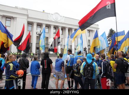 Des étudiants ukrainiens du Collège olympique Ivan Piddubny assistent à une manifestation près du Parlement ukrainien à Kiev, en Ukraine, le 15 septembre 2020. Les étudiants du Ivan Piddubny Olympic College protestent contre la réorganisation de l'université, comme l'ont indiqué les médias locaux. (Photo par STR/NurPhoto) Banque D'Images