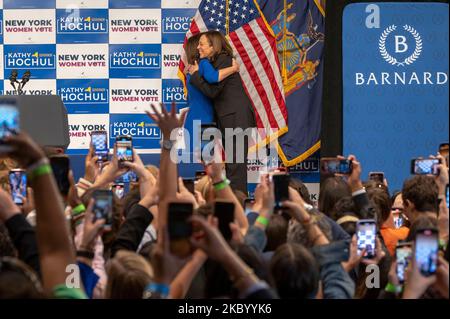 New York, États-Unis, 03/11/2022, la gouverneure de New York Kathy Hochul et la vice-présidente Kamala Harris assistent à un rassemblement des femmes de New York « Get Out the vote » au Barnard College de New York. Le vice-président Kamala Harris et la secrétaire Hillary Rodham Clinton se sont joints à Gov. Kathy Hochul et le procureur général Letitia James pendant leur campagne lors d’un rassemblement de femmes GOTV à New York avec les élections de mi-mandat dans un délai d’une semaine. Hochul détient une faible avance dans les sondages contre le candidat républicain, Lee Zeldin. AG James est préféré pour battre le candidat républicain pour le procureur général Michael Henry. Banque D'Images