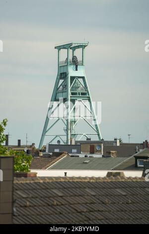 Le cadre de tête au-dessus de l'arbre de mine souterraine, à la verticale Banque D'Images