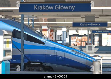 Train PKP Intercity Pendolino vu à la gare principale de Cracovie. Sur 15 septembre 2020, à Cracovie, en Pologne. (Photo par Artur Widak/NurPhoto) Banque D'Images