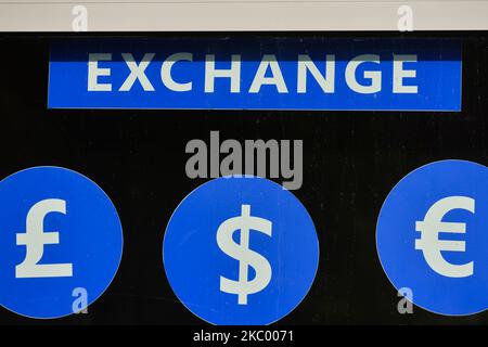 Symboles de devises visibles sur une fenêtre d'un bureau de change dans la vieille ville de Cracovie. Sur 15 septembre 2020, à Cracovie, en Pologne. (Photo par Artur Widak/NurPhoto) Banque D'Images