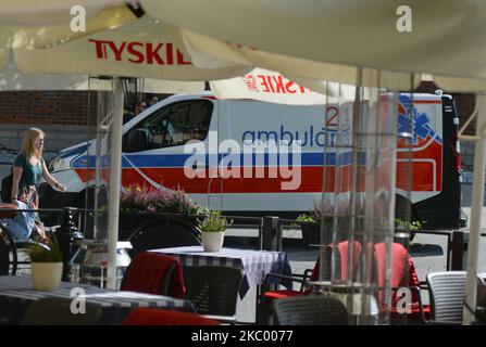 Une ambulance vue sur la place du marché principal de Cracovie. Sur 15 septembre 2020, à Cracovie, en Pologne. (Photo par Artur Widak/NurPhoto) Banque D'Images