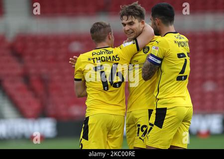 Patrick Schmidt, de Barnsley, célèbre son premier but avec Luke Thomas lors du match de la Carabao Cup entre Middlesbrough et Barnsley au stade Riverside, à Middlesbrough. (Photo de Mark Fletcher/MI News/NurPhoto) Banque D'Images