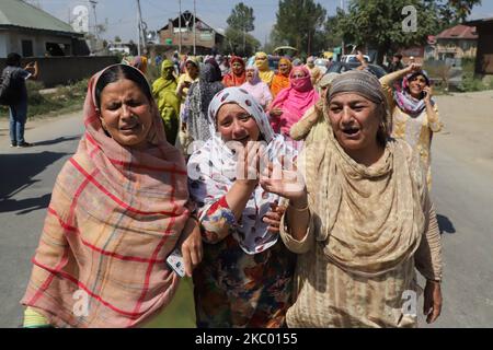 Des parents d'Irfan Ahmad Dar de Sidiq Colony Sopore, qui selon eux sont morts en garde à vue alors que la police dit qu'il (OWG) est mort après s'être échappé de la manifestation de détention à Sopore Town of District baramulla, Jammu and Cachemire, Inde, le 16 septembre 2020. (Photo de Nasir Kachroo/NurPhoto) Banque D'Images