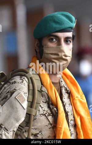 Un portrait de membre de la famille royale, le cheikh Nasser Bin Hamad Al Khalifa comme après arrive à l'aéroport international de Tribhuwan, Katmandou, Népal sur 16 septembre 2020. La Garde royale de Bahreïn arrive au Népal pour apporter une aide de secours à la communauté de sherpa touchée par le coronavirus (COVID-19) et pour monter le mont Lobuche (6 119m) et le mont Manaslu (8 156m) pour acquérir de l'expérience pour l'ascension finale du mont Everest l'année prochaine. (Photo de Narayan Maharajan/NurPhoto) Banque D'Images