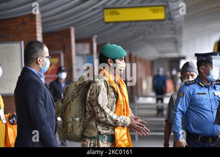 Un membre de la famille royale, le cheikh Nasser Bin Hamad Al Khalifa, ainsi que 18 membres de l'expédition militaire, arrivent à l'aéroport international de Tribhuwan, à Katmandou, au Népal, sur 16 septembre 2020. La Garde royale de Bahreïn arrive au Népal pour apporter une aide de secours à la communauté de sherpa touchée par le coronavirus (COVID-19) et pour monter le mont Lobuche (6 119m) et le mont Manaslu (8 156m) pour acquérir de l'expérience pour l'ascension finale du mont Everest l'année prochaine. (Photo de Narayan Maharajan/NurPhoto) Banque D'Images