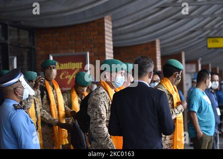 Un membre de la famille royale, le cheikh Nasser Bin Hamad Al Khalifa, ainsi que 18 membres de l'expédition militaire, arrivent à l'aéroport international de Tribhuwan, à Katmandou, au Népal, sur 16 septembre 2020. La Garde royale de Bahreïn arrive au Népal pour apporter une aide de secours à la communauté de sherpa touchée par le coronavirus (COVID-19) et pour monter le mont Lobuche (6 119m) et le mont Manaslu (8 156m) pour acquérir de l'expérience pour l'ascension finale du mont Everest l'année prochaine. (Photo de Narayan Maharajan/NurPhoto) Banque D'Images