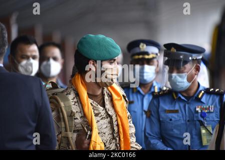 Un membre de la famille royale, le cheikh Nasser Bin Hamad Al Khalifa, ainsi que 18 membres de l'expédition militaire, arrivent à l'aéroport international de Tribhuwan, à Katmandou, au Népal, sur 16 septembre 2020. La Garde royale de Bahreïn arrive au Népal pour apporter une aide de secours à la communauté de sherpa touchée par le coronavirus (COVID-19) et pour monter le mont Lobuche (6 119m) et le mont Manaslu (8 156m) pour acquérir de l'expérience pour l'ascension finale du mont Everest l'année prochaine. (Photo de Narayan Maharajan/NurPhoto) Banque D'Images