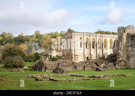 Vue d'automne de l'abbaye de Rievaulx, dans le North Yorkshire, Angleterre, Royaume-Uni Banque D'Images