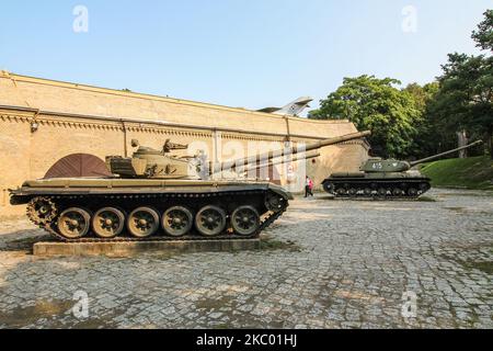 T55 chars soviétiques servant plus tôt dans l'armée polonaise , maintenant comme exposition de musée sont vus à Poznan, Pologne le 12 septembre 2020 (photo par Michal Fludra/NurPhoto) Banque D'Images