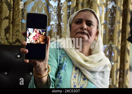 Le parent de Kaunsar Riyaz, une femme de 45 ans, présente des photos de famille à sa résidence dans la région de Batamaloo, à Srinagar, au Cachemire administré par l'Inde, le 17 septembre 2020. Trois millitants et une femme du Cachemire ont été tués lors de la rencontre entre les forces indiennes et les millitants du Cachemire qui a commencé dans les petites heures d'aujourd'hui. (Photo de Muzamil Mattoo/NurPhoto) Banque D'Images