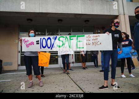 Les élèves et les enseignants de l'école secondaire Benjamin N. Cardozo à Oakland Gardens, Queens, New York, ont manifesté contre l'apprentissage en personne, tandis que les enseignants soulèvent de nouvelles préoccupations quant à la préparation des écoles contre Covid-19 sur 17 septembre 2020. Bill de Blasio, maire de la ville de New York, et Richard Carranza, chancelier des écoles, ont dévoilé leur plan d'apprentissage mixte pour les 1,1 millions d'élèves des écoles publiques de la ville. (Photo de John Nacion/NurPhoto) Banque D'Images