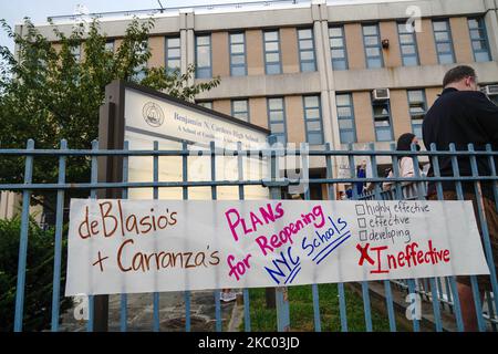 Les élèves et les enseignants de l'école secondaire Benjamin N. Cardozo à Oakland Gardens, Queens, New York, ont manifesté contre l'apprentissage en personne, tandis que les enseignants soulèvent de nouvelles préoccupations quant à la préparation des écoles contre Covid-19 sur 17 septembre 2020. Bill de Blasio, maire de la ville de New York, et Richard Carranza, chancelier des écoles, ont dévoilé leur plan d'apprentissage mixte pour les 1,1 millions d'élèves des écoles publiques de la ville. (Photo de John Nacion/NurPhoto) Banque D'Images