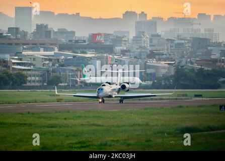 Un avion Gulfstream V transportant Keith Krach, sous-secrétaire d'État américain à la croissance économique, à l'énergie et à l'environnement, atterrit à l'aéroport de Songshan, tandis que Keith Krach assistera au service commémoratif pour pleurer la mort de l'ancien président de Taïwan, M. Lee teng-hui, à Taipei, Taïwan, Le 17 septembre 2020. Cette visite des responsables américains comprend des dialogues et des échanges avec le gouvernement taïwanais sur l'économie, la démocratie et la sécurité de la chaîne industrielle, qui est la deuxième fois de l'année pour que les hauts fonctionnaires américains se rendent dans le pays insulaire. (Photo de CEng Shou Yi/NurPhoto) Banque D'Images