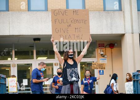 Les élèves et les enseignants de l'école secondaire Benjamin N. Cardozo à Oakland Gardens, Queens, New York, ont manifesté contre l'apprentissage en personne, tandis que les enseignants soulèvent de nouvelles préoccupations quant à la préparation des écoles contre Covid-19 sur 17 septembre 2020. Bill de Blasio, maire de la ville de New York, et Richard Carranza, chancelier des écoles, ont dévoilé leur plan d'apprentissage mixte pour les 1,1 millions d'élèves des écoles publiques de la ville. (Photo de John Nacion/NurPhoto) Banque D'Images