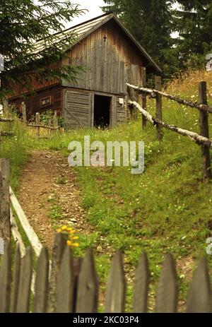 Grange en bois dans le comté de Hunedoara, Roumanie, environ 2001 Banque D'Images