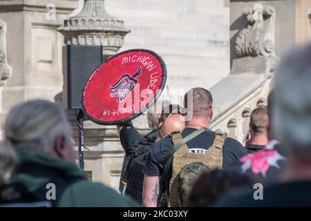 Un membre de la Milice de la liberté du Michigan lève son bouclier lors d'un discours lors du rassemblement annuel du jour de la Constitution - deuxième amendement qui s'est tenu au Capitole de l'État du Michigan à Lansing, Michigan, sur 17 septembre 2020. (Photo par Adam J. Dewey/NurPhoto) Banque D'Images