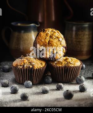 Muffins aux myrtilles, photographie de nourriture sombre Banque D'Images