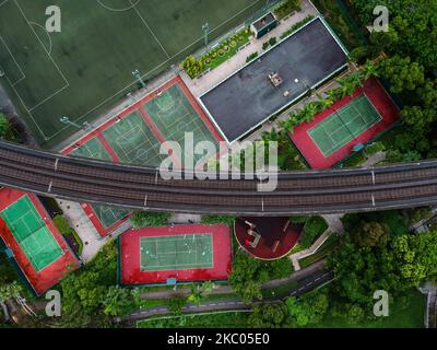 Cette photographie aérienne montre des courts de tennis fermés, des terrains de basket-ball et des terrains de football sur 19 septembre 2020 à Hong Kong, Chine. (Photo de Vernon Yuen/NurPhoto) Banque D'Images