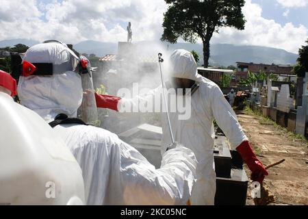 Les travailleurs de la santé effectuent des travaux d'assainissement pendant les funérailles d'une personne décédée par COVID-19, San Cristobal, Venezuela. 18 septembre 2020. Le Venezuela a enregistré dix décès dus à la COVID-19 et 890 nouvelles infections vendredi, portant le nombre total d'infections à 65 174, a déclaré le ministre de la communication et de l'information Freddy Ñáñez, qui a expliqué que parmi les personnes décédées, il y avait six hommes âgés de 47 à 83 ans et quatre femmes âgées de 46 à 80 ans. (Photo par Jorge Mantilla/NurPhoto) Banque D'Images