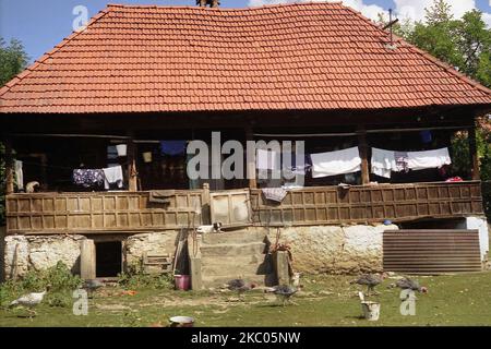 Maison traditionnelle dans le pays de Padurenilor, comté de Hunedoara, Roumanie, env. 2002. Banque D'Images