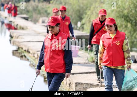 Guiyang. 4th novembre 2022. Zhou Yuqing (front) et d'autres bénévoles de la protection de l'environnement patrouillent le parc des terres humides de la ville nationale de Huaxi à Guiyang, capitale de la province de Guizhou, dans le sud-ouest de la Chine, le 4 novembre 2022. Zhou Yuqing, 70 ans, est bénévole dans le domaine de la protection de l'environnement depuis 2008. En 2014, elle a créé un club de bénévoles composé de retraités et d'écologistes âgés pour promouvoir la conservation des zones humides. Au cours des 14 dernières années, Zhou et 167 autres membres de son équipe ont enregistré plus de 13 000 heures de bénévolat. Credit: Ou Dongqu/Xinhua/Alamy Live News Banque D'Images