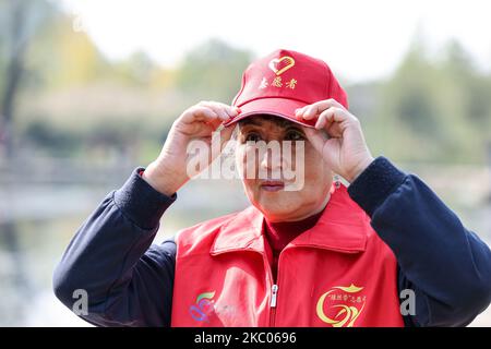 Guiyang. 4th novembre 2022. Zhou Yuqing se prépare à une activité bénévole dans le parc de terres humides de la ville nationale de Huaxi à Guiyang, capitale de la province de Guizhou, dans le sud-ouest de la Chine, le 4 novembre 2022. Zhou Yuqing, 70 ans, est bénévole dans le domaine de la protection de l'environnement depuis 2008. En 2014, elle a créé un club de bénévoles composé de retraités et d'écologistes âgés pour promouvoir la conservation des zones humides. Au cours des 14 dernières années, Zhou et 167 autres membres de son équipe ont enregistré plus de 13 000 heures de bénévolat. Credit: Ou Dongqu/Xinhua/Alamy Live News Banque D'Images