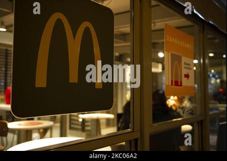 Un logo McDonald's est visible sur 18 septembre 2020 à Varsovie, en Pologne. (Photo par Aleksander Kalka/NurPhoto) Banque D'Images