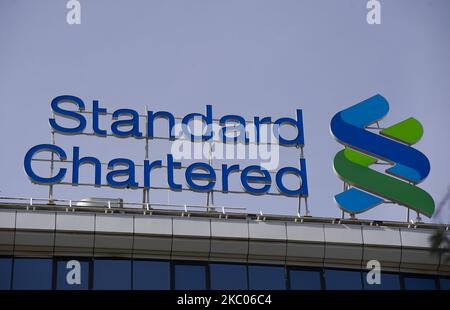 Le panneau Standard Chartered est visible sur 19 septembre 2020 à Varsovie, Pologne. (Photo Illustration par Aleksander Kalka/NurPhoto) Banque D'Images