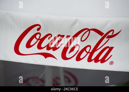 Le logo Coca Cola est visible sur un parasol de jardin sur 19 septembre 2020 à Varsovie, en Pologne. (Photo Illustration par Aleksander Kalka/NurPhoto) Banque D'Images