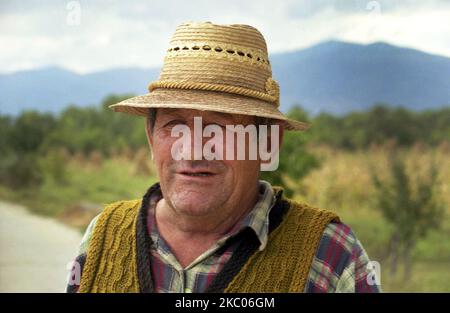 Homme avec chapeau de paille dans le comté de Hunedoara, Roumanie, environ 2001. Banque D'Images