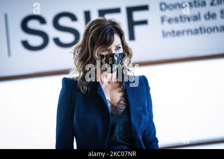 Gina Gershon assiste au photocall du 'Festival du Rifkin' pendant le Festival international du film de Saint-Sébastien 68th au Palais Kursaal sur 18 septembre 2020 à Saint-Sébastien, en Espagne. (Photo de Frank Lovicario/NurPhoto) Banque D'Images