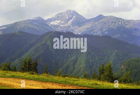 Paysage montagneux dans le comté de Hunedoara, Roumanie, environ 2001. Banque D'Images