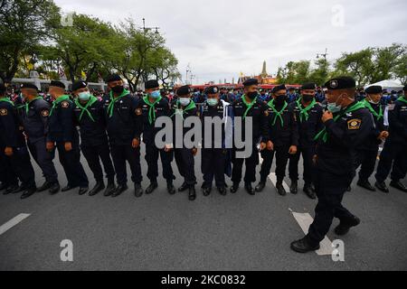 Des policiers portant un foulard orange se tiennent devant le Grand Palais lors d'un rassemblement pro-démocratique à Bangkok sur les champs de Sanam Luang à 20 septembre 2020, à Bangkok, en Thaïlande. Des manifestants pro-démocratie descendent dans les rues près du Grand Palais de Bangkok, appelant le Premier ministre à descendre. (Photo de Vachira Vachira/NurPhoto) Banque D'Images